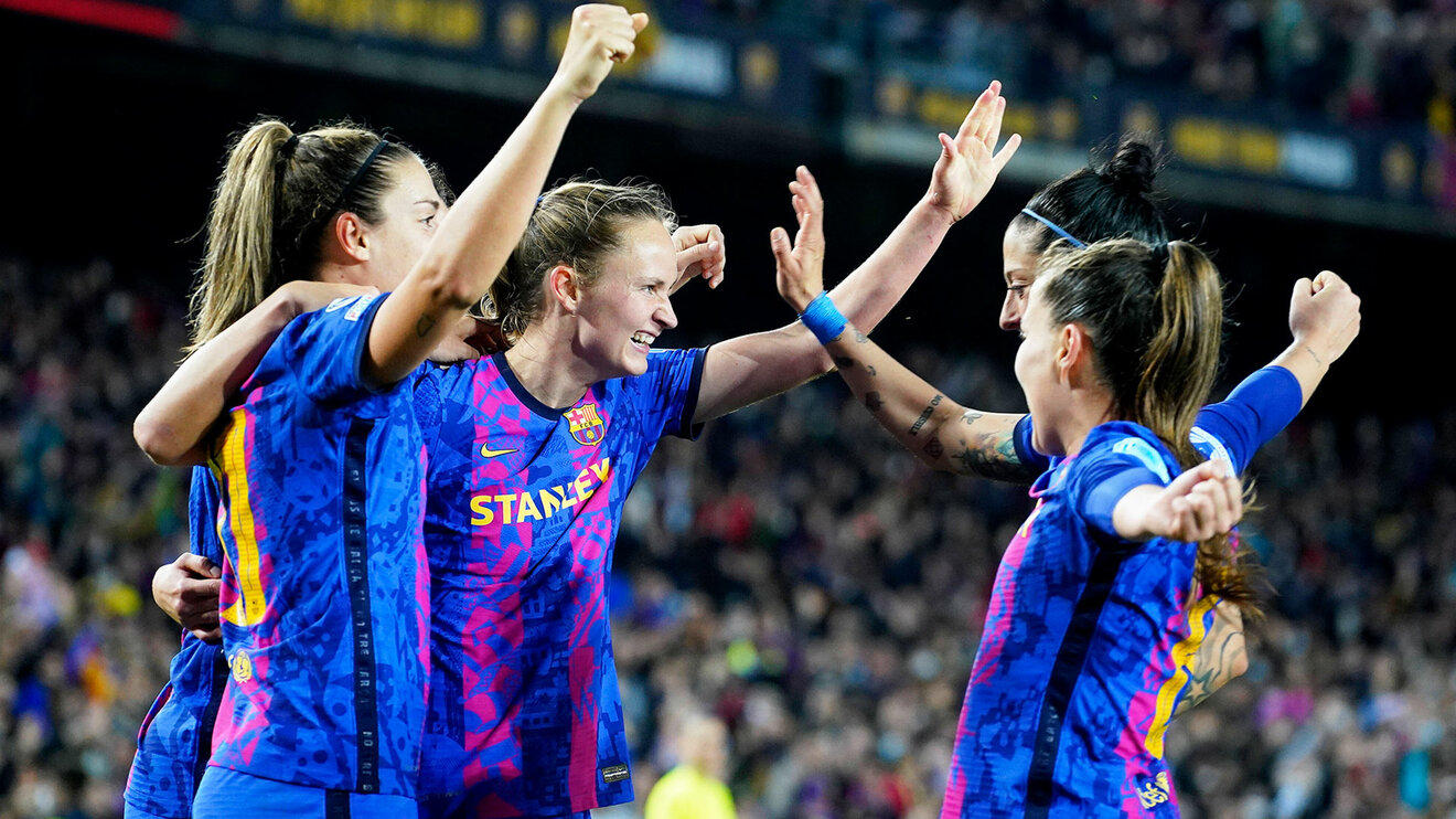 Jubelbild der Frauen des FC Barcelona Femeni auf dem Platz.