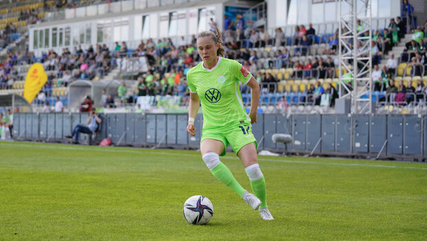 Die VfL Wolfsburg-Spielerin Ewa Pajor läuft mit dem Ball.