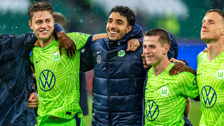 Die VfL Wolfsburg-Spieler jubeln nach dem Spiel zusammen.