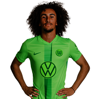 Der VfL Wolfsburg Spieler Mathys Angely posiert mit den Händen in der Hüfte.