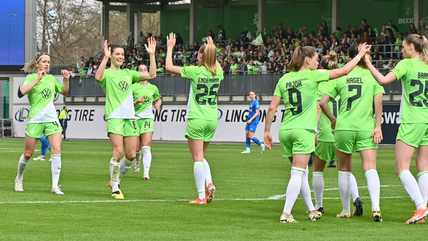Die VfL-Frauen freuen sich über ihren Pokalfinaleinzug. Sie klatschen sich gegenseitig ab.