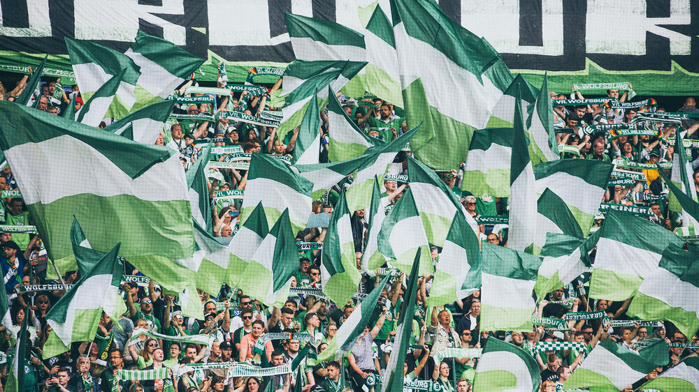 Fans und Fahnen des VfL-Wolfsburg.