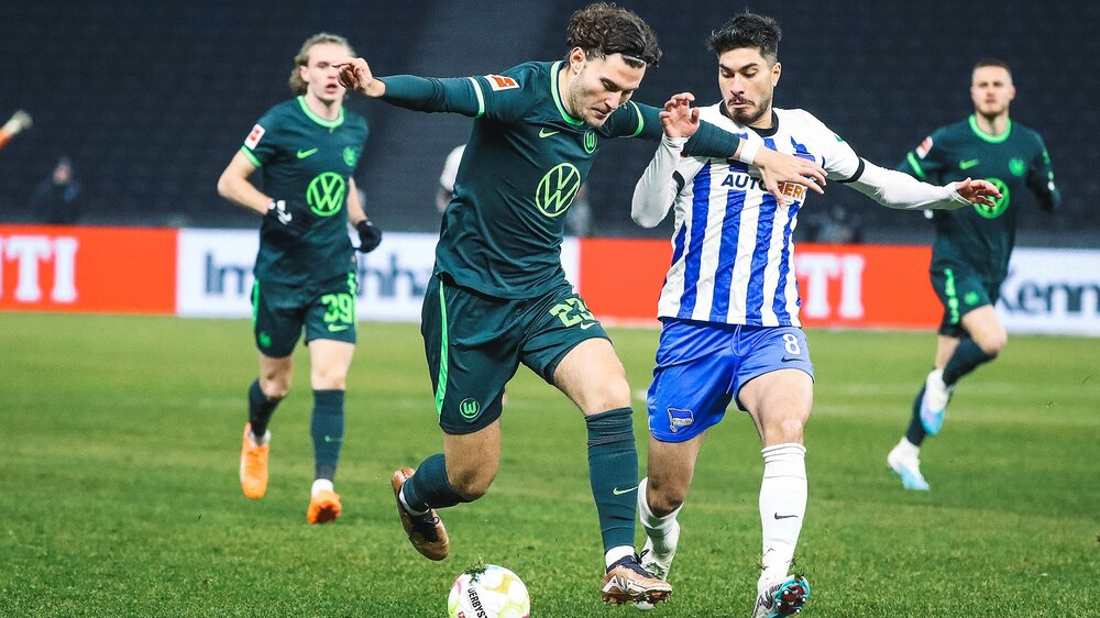Jonas Wind, Angriffsspieler beim VfL Wolfsburg, bestreitet einen Zweikampf.