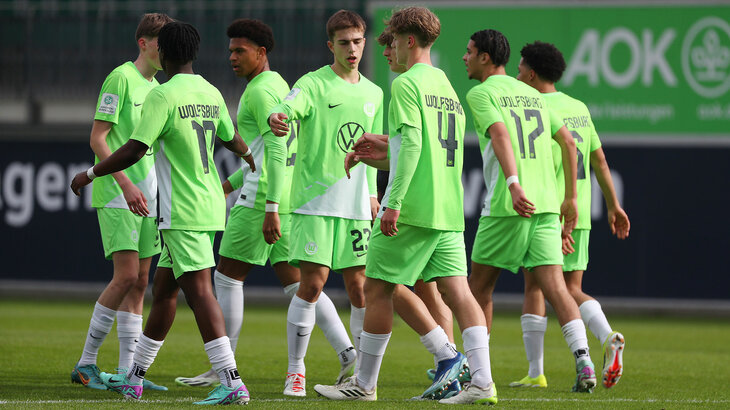 Die U17 des VfL Wolfsburg jubelt zusammen nach einem erzielten Treffer.