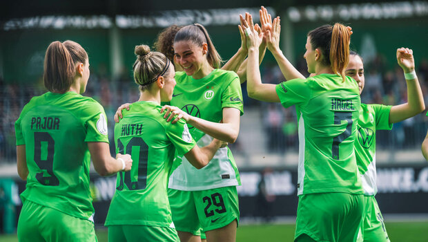 Die VfL-Wolfsburg-Frauen klatschen sich ab.
