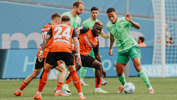 VfL-Wolfsburg-Spieler Aster Vranckx im Kampf um den Ball mit Gegenspielern.