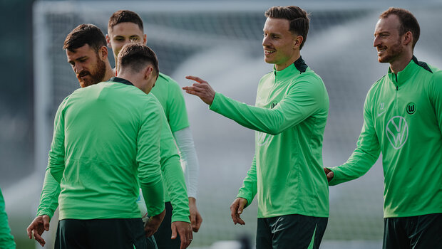 VfL-Wolfsburg-Spieler Yannick Gerhardt schnipst gegen den Kopf von Kilian Fischer.