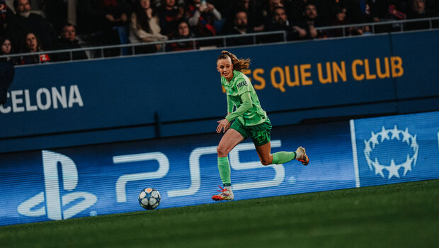 Die VfL-Wolfsburg-Spielerin Vivien Endemann läuft mit dem Ball.