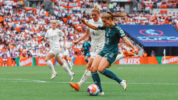Tabea Sellner im Zweikampf um den Ball in einer Partie der Nationalmannschaft.
