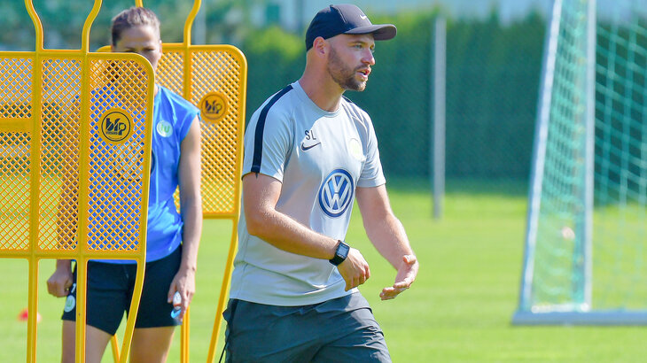 VfL Wolfsburg Frauen-Trainer Lerch gibt Anweisungen auf dem Trainingsplatz.