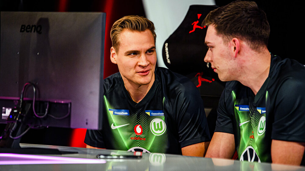 Benedikt Saltzer und Benedikt Bauer im Gespräch während einer Partie im Rahmen eines E-Sport-Turniers. 