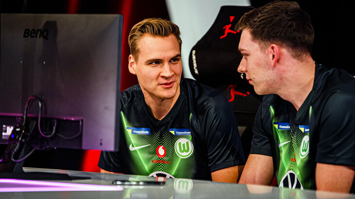 Benedikt Saltzer und Benedikt Bauer im Gespräch während einer Partie im Rahmen eines E-Sport-Turniers. 