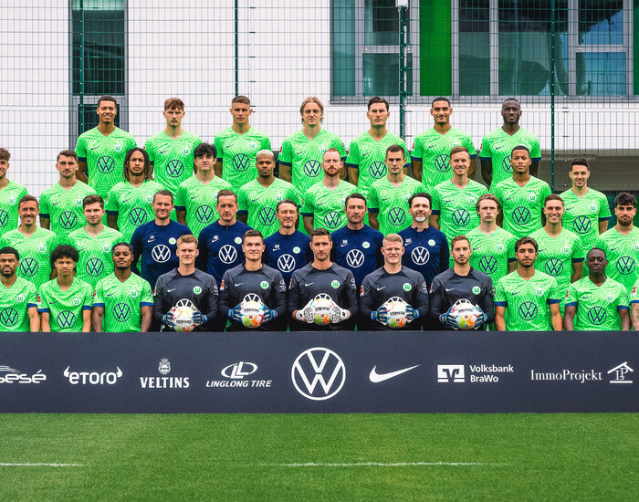 Die Männer des VfL Wolfsburg auf einem gemeinsamen Foto.