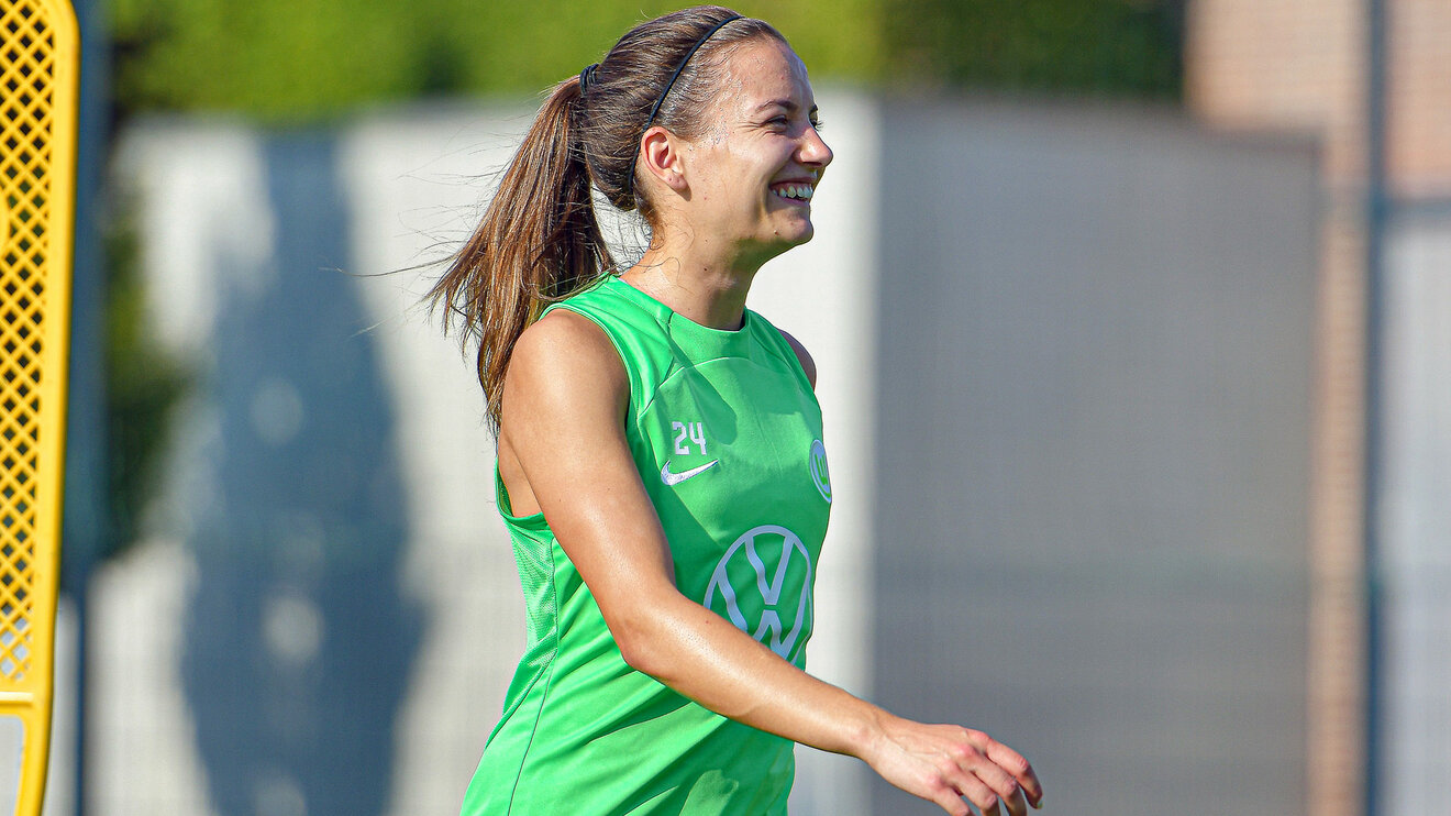 Die VfL-Wolfsburg-Spielerin Joelle Wedemeyer lacht.