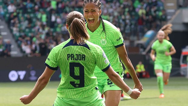 Die Spielerinnen Pajor und Jonsdottir des VfL Wolfsburg bejubeln ihren Treffer im UWCL Spiel gegen Arsenal.