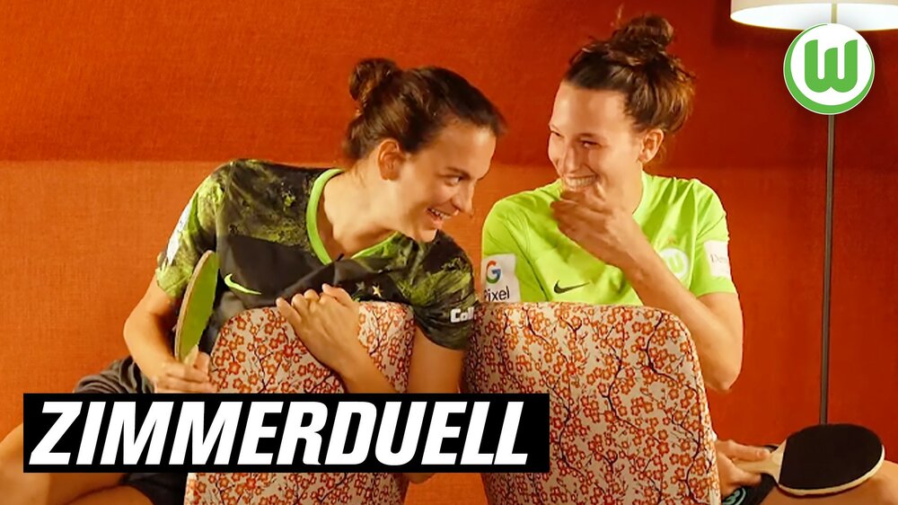 Riola Xhemaili und Sara Agrez vom VfL Wolfsburg sitzen auf zwei Stühlen und lachen miteinander.
