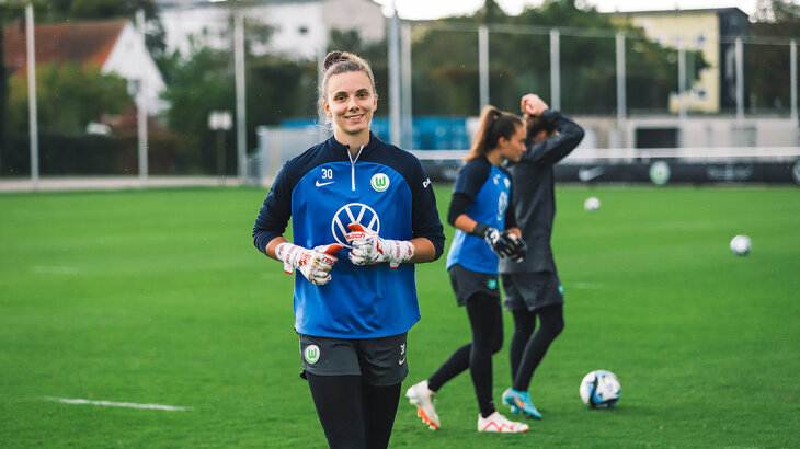 VfL-Wolfsburg-Torhüterin Anneke Borbe lacht auf dem Trainingsplatz.