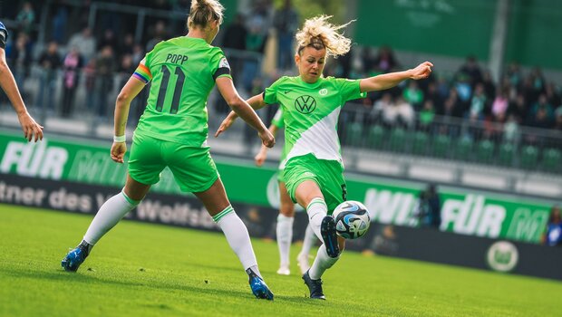 VfL-Wolfsburg-Spielerin Lena Lattwein kontrolliert den Ball.