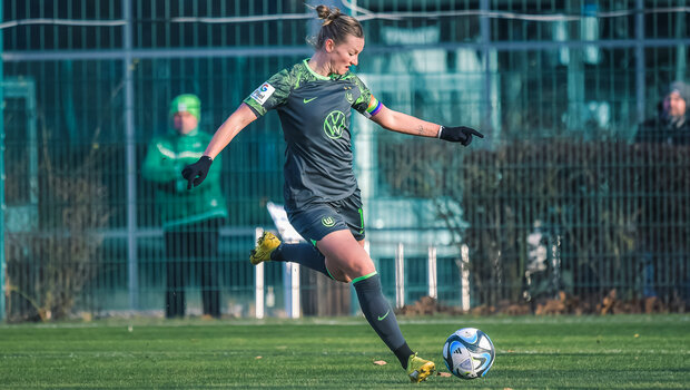 VfL-Wolfsburg-Spielerin Alexandra Popp schießt.