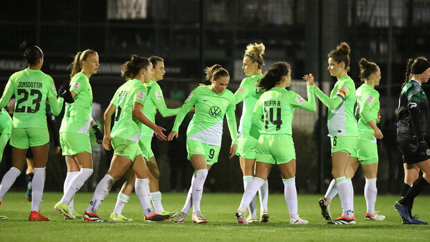 Die VfL Wolfsburg Frauen jubeln nach dem Tor im Testspiel gegen Hannover.