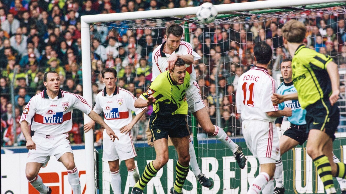 Marco Grimm springt zu einem Kopfball in die Höhe.