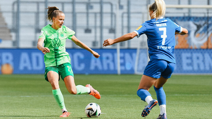 VfL Wolfsburg Spielerin Vivien Endemann setzt sich mit dem Ball am Fuß gegen eine Gegenspielerin durch.
