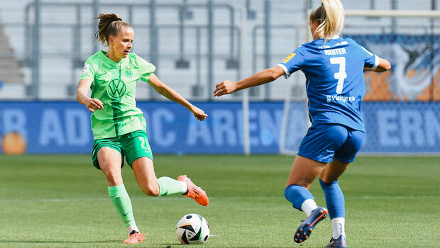 VfL Wolfsburg Spielerin Vivien Endemann setzt sich mit dem Ball am Fuß gegen eine Gegenspielerin durch.