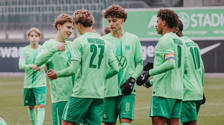 Die Spieler der VfL-Wolfsburg-U17 jubeln.