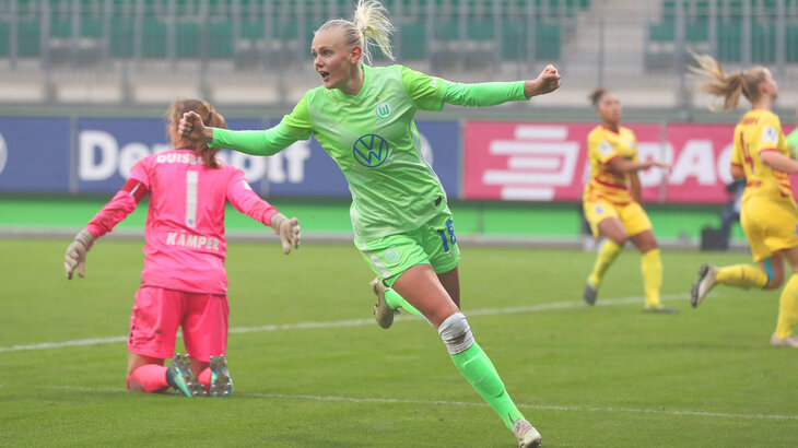 VfL Wolfsburg Spielerin Saevik bejubelt ihren Treffer.