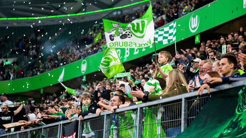 Fans des VfL Wolfsburg unterstützen die Wölfe in der Volkswagenarena.