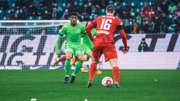 VfL-Wolfsburg-Spieler Paulo Otavio steht einem Gegenspieler im Weg.