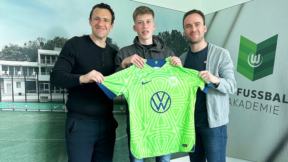 VfL Wolfsburg U17 Neuzugang Dittich posiert, ein Triko haltend, für die Kamera.