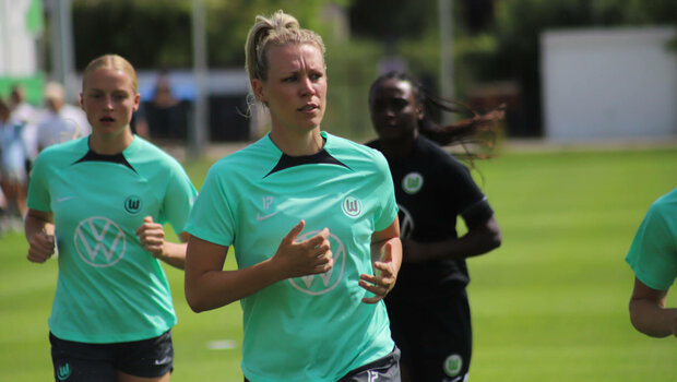 Die VfL-Wolfsburg-Spielerin Kristin Demann läuft auf dem Trainingsplatz.
