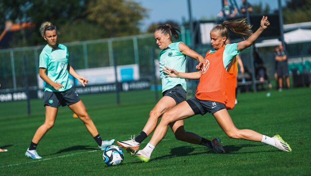 Ewa Pajor und Camilla Küver vom VfL Wolfsburg kämpfen um den Ballbesitz.