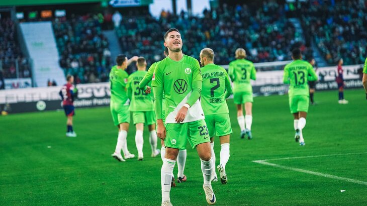 VfL-Wolfsburg-Spieler Jonas Wind jubelt in die Kamera.