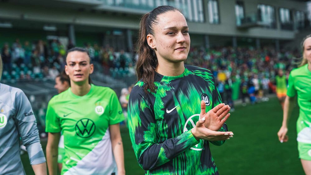 Die VfL-Wolfsburg-Spielerin Diana Nemeth klatscht nach dem Spiel in die Hände und schaut in die Kamera.