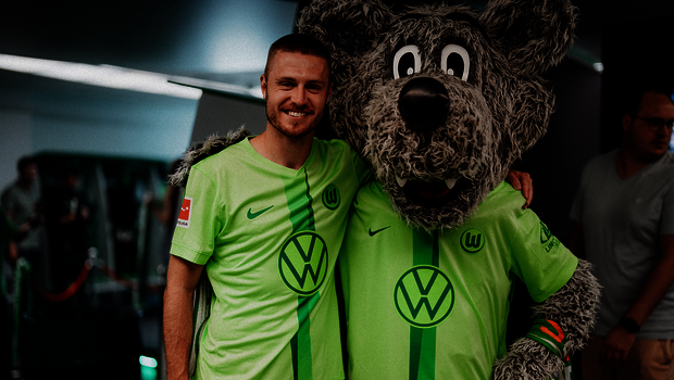 VfL-Wolfsburg-Spieler Mattias Svanberg macht ein Foto mit Wölfi beim Trikot Launch Event.