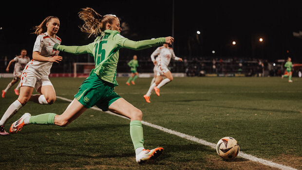 VfL-Wolfsburg-Spielerin Vivien Endemann schießt den Ball.