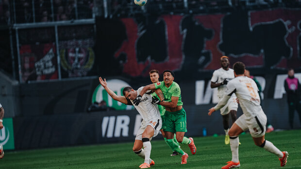 VfL-Wolfsburg-Spieler Tiago Tomas im Zweikampf mit einem Gegenspieler.