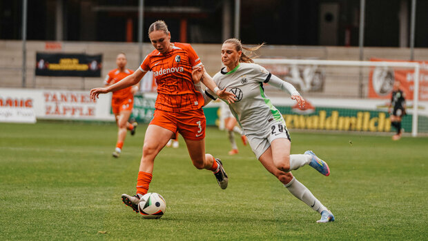Die VfL-Wolfsburg-Spielerin Jule Brand im Zweikampf um den Ball.
