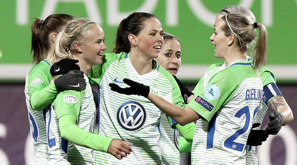 Die Frauen des VfL Wolfsburg bejubeln den Sieg. 