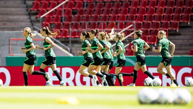 Die Frauen des VfL Wolfsburg beim Lauftraining  im Rhein-Energie Stadion.