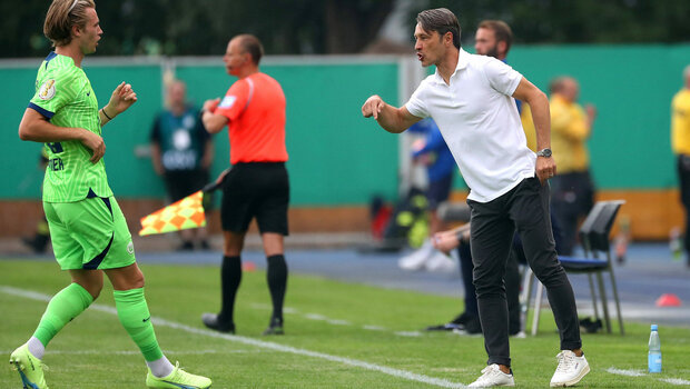 Im Auswärtsspiel Jena vs. VfL Wolfsburg gibt Cheftrainer Niko Kovac seinem Spieler Patrick Wimmer eine Ansage vom Spielfeldrand.