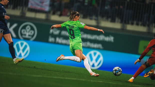 VfL-Wolfsburg-Stürmerin Ewa Pajor setzt im Spiel gegen Paris FC zum Schuss an.