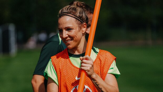 Die VfL-Wolfsburg-Spielerin Svenja Huth mit einer Stange in der Hand.