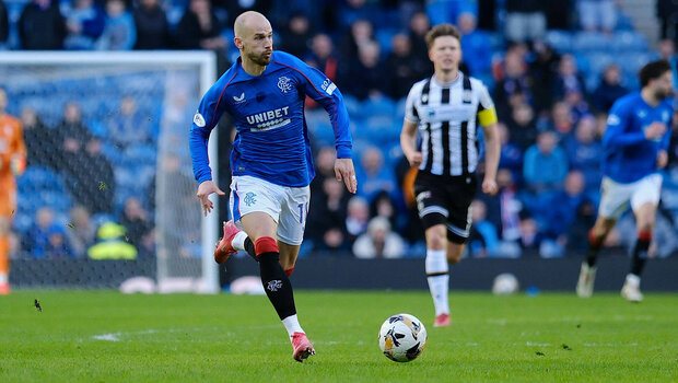 der ausgeliehene VfL Wolfsburg Spieler Vaclav Cerny im Trikot der Rangers Glasgow auf dem Spielfeld.