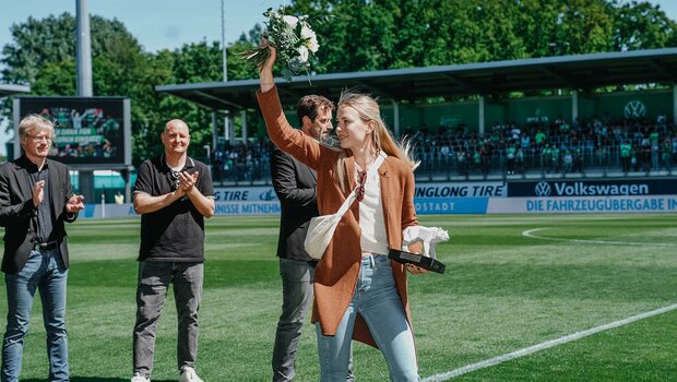 VfL-Wolfsburg-Spielerin Merle Frohms wird verabschiedet.