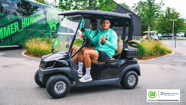 VfL Wolfsburg Spieler van de Van und Kollegen fahren im Trainingslager mit dem Golfcart zum Platz.