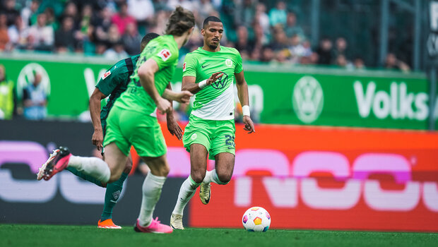 Der VfL-Wolfsburg-Spieler Moritz Jenz im Zweikampf um den Ball.