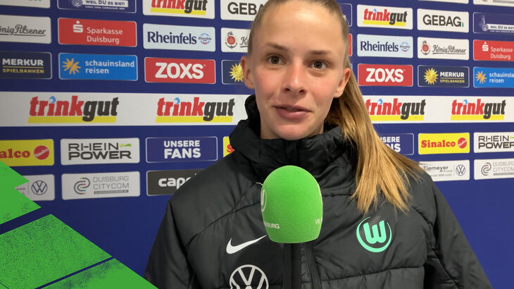 VfL-Wolfsburg-Spielerin Vivien Endemann am Mikrofon. 